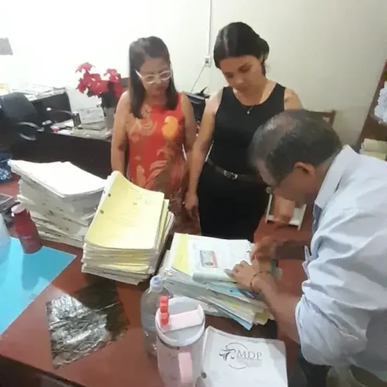 Carlos V de 64 años de edad oriundo de San Alberto departamento de Alto Paraná en la defensoría del pueblo, víctima de la mafia de los pagarés que logró la restitución del dinero despojado.