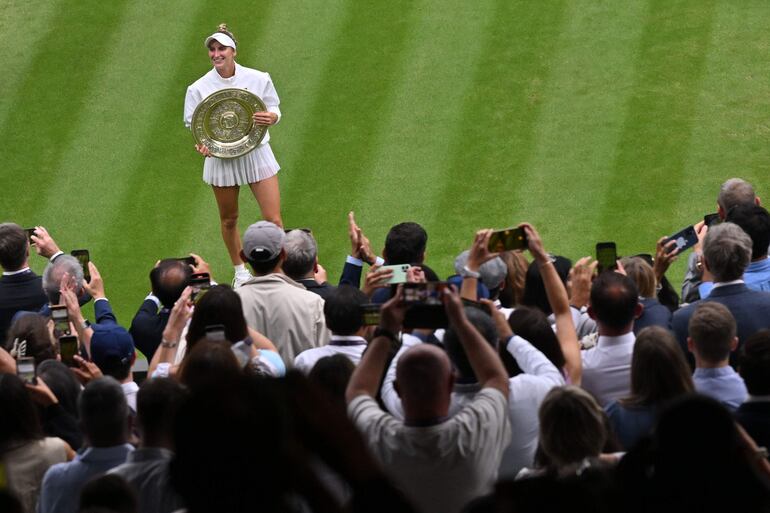 La tenista checa Marketa Vondrousova celebra con el trofeo de Wimbledon en el The All England Lawn Tennis Club., en Wimbledon, Londres.