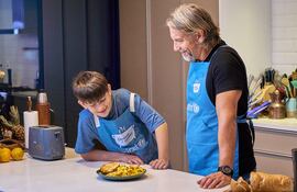 El cocinero Peta Ruger enseñando a su hijo a preparar recetas nutritivas.