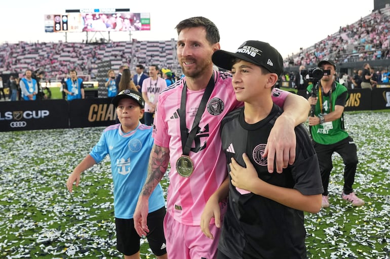 Lionel Messi celebrando con sus hijos Thiago Messi y Mateo Messi el campeonato obtenido con el Inter Miami. (Elsa/Getty Images/AFP)
