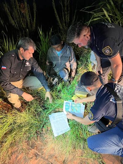 Alejandro Cabañas Piriz, rodeado de  agentes policiales.