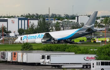 Fotografía de un avión de carga con el logotipo de Amazon este domingo, en el Aeropuerto Internacional de Miami (EE.UU.). Un avión de carga con el logotipo de Amazon se estrelló al salirse de la pista después de aterrizar en el aeropuerto según informó la Administración Federal de Aviación (FAA, por sus siglas en inglés). EFE/ Alberto Boal