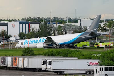 Fotografía de un avión de carga con el logotipo de Amazon este domingo, en el Aeropuerto Internacional de Miami (EE.UU.). Un avión de carga con el logotipo de Amazon se estrelló al salirse de la pista después de aterrizar en el aeropuerto según informó la Administración Federal de Aviación (FAA, por sus siglas en inglés). EFE/ Alberto Boal