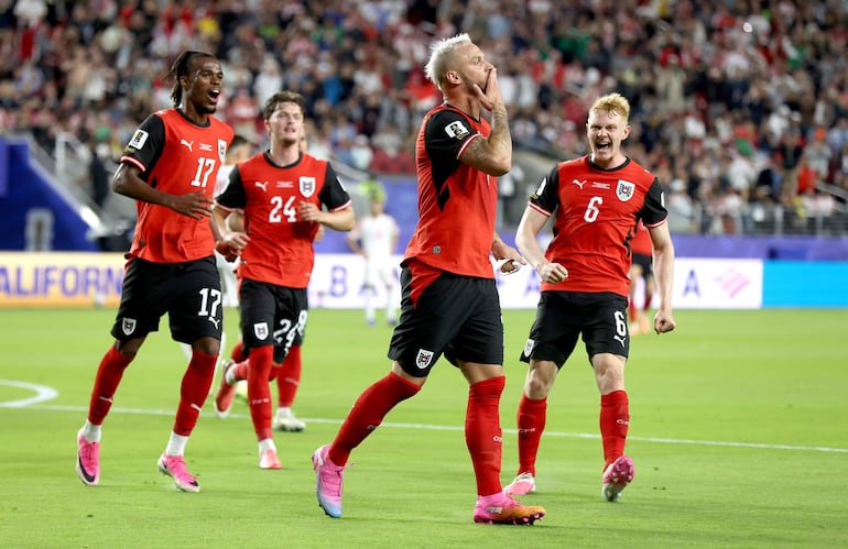 Marko Arnautovic anota el tercer gol de Austria.