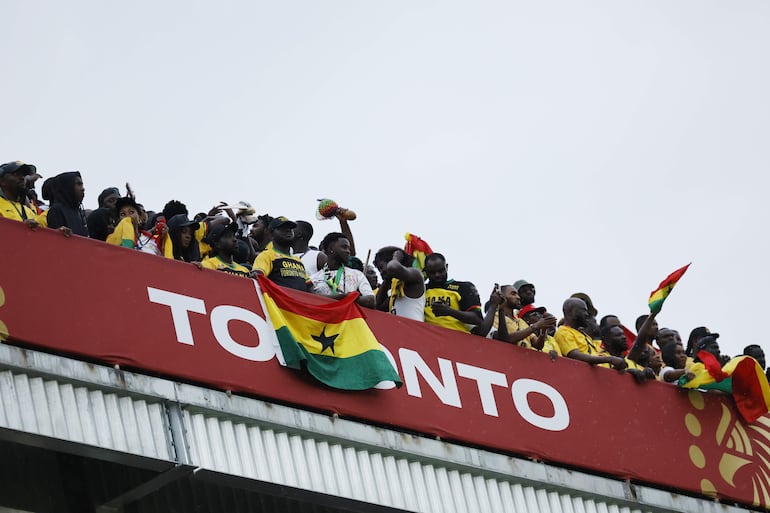 Así preparaban la fiesta antes del partido los aficionados de Ghana.