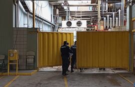 Autoridades de varias instituciones intervienen en la fábrica de embutidos Ochsi, de la ciudad de San Lorenzo, tras una presunta fuga de amoniaco reportada cerca de las 9:00 de este lunes 15 de julio.