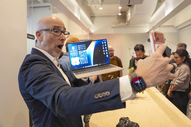 Fotografía del 15 septiembre de 2026 que muestra a una persona posando con el Googlebook, una apuesta estratégica diseñada para unificar por completo la experiencia del teléfono móvil y la computadora portátil mediante una arquitectura compartida entre Android y ChromeOS, así como herramientas pioneras como un cursor con Inteligencia Artificial (IA) integrada, en Nueva York (Estados Unidos).