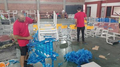 A pedido de Itaipú, la municipalidad de RI 3 Corrales autorizó el uso de su polideportivo para el ensamble de las mesas y sillas pedagógicas. La proveedora, por con un contrato de US$ 32 millones, debía tener tinglado propio.