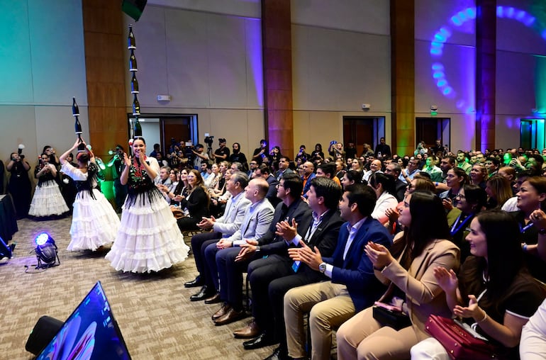 Momento artístico en la Conmebol durante la expo que reunió al sector comercial mayorista.