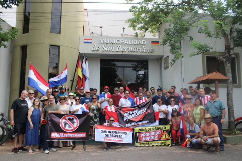 Más de 40 personas se concentraron frente a la Municipalidad para expresar su reclamo.