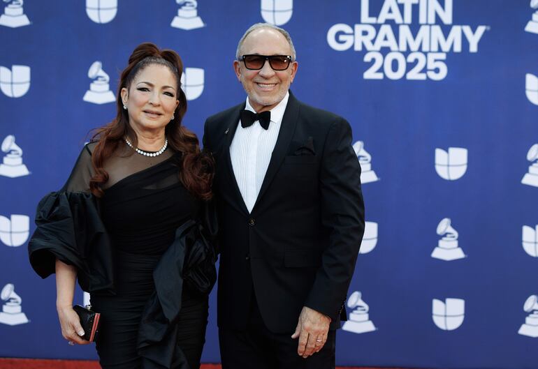Icónica pareja de artistas, Gloria y Emilio Estefan en la red carpet de los Latin Grammy 2025. (EFE/EPA/CRISTOBAL HERRERA-ULASHKEVICH)
