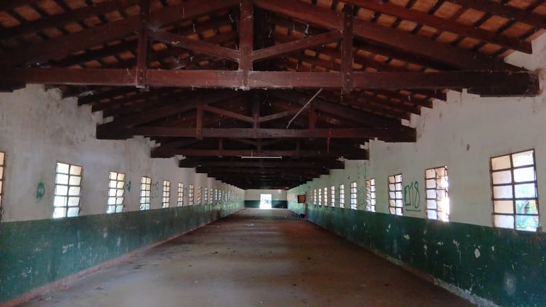 Uno de los pabellones fue evacuado por peligro de derrumbe y los sanitarios están en pésimas condiciones.