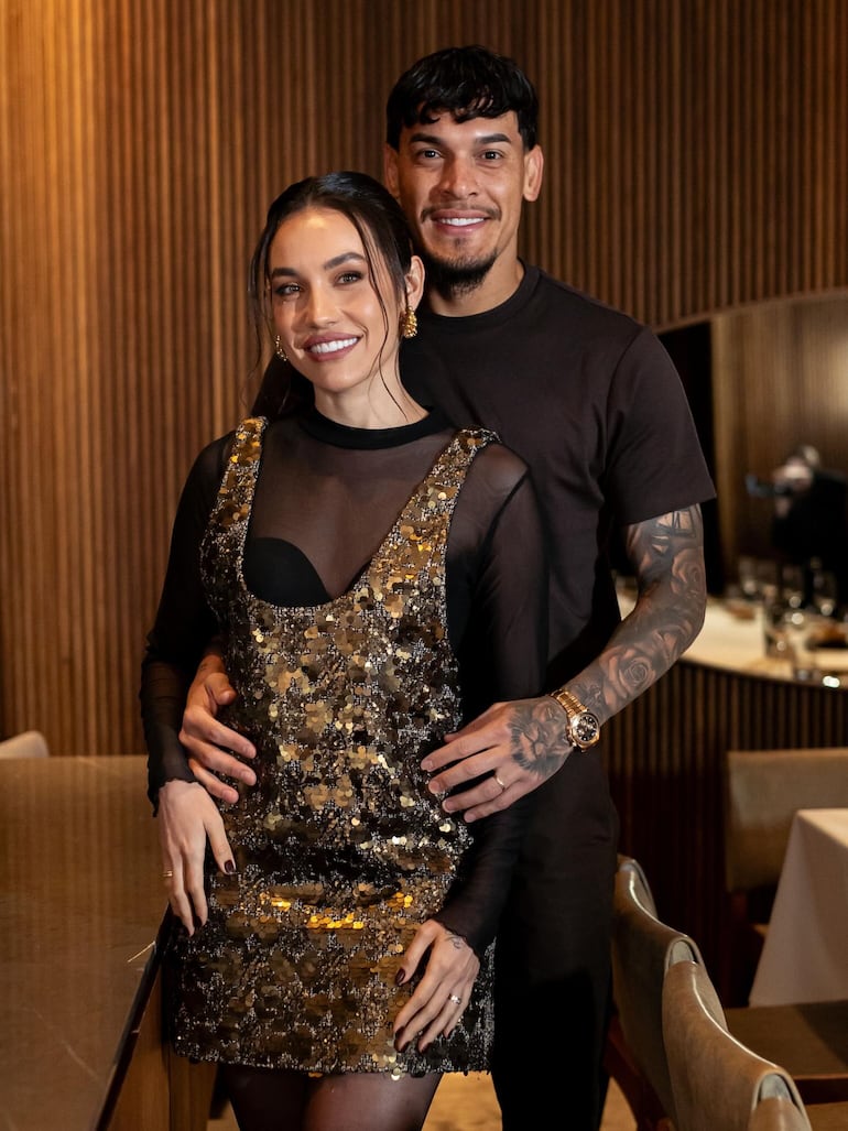 Gustavo Gómez con su bella esposa Jazmín Torres en su cena de cumpleaños en el Fasano. (Instagram/Gustavo Gómez)
