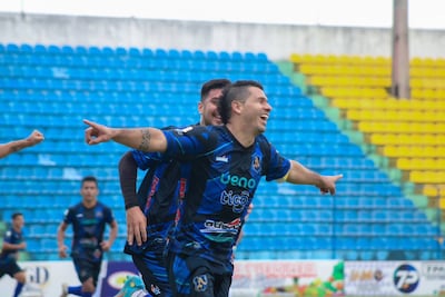 El delantero Robin Ariel Ramírez González (34 años) celebra uno de los dos tantos que marcó ayer en el triunfo oceánico sobre Cristóbal Colón de J. Augusto Saldívar. (Foto: APF)