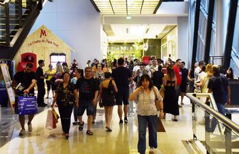 Mucha afluencia de personas en un centro comercial capitalino, este sábado por la mañana, en días previos a la Navidad.
