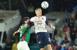 AME529. ASUNCIÓN (PARAGUAY), 19/08/2026.- Pablo Vegetti (d) de Cerro Porteño disputa un balón con Gustavo Gómez de Palmeiras este miércoles, en el partido de vuelta de los octavos de final de la Copa Libertadores entre Cerro Porteño y Palmeiras en el estadio La Nueva Olla de Asunción (Paraguay). EFE/ Juan Pablo Pino