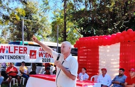 El precandidato a presidente por Colorado Añeteté, Arnoldo Wiens tiroteó contra el gobierno de Santiago Peña en su gira por Caazapá.