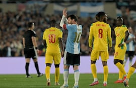 El delantero de Argentina, Lionel Messi, saluda al público durante el partido amistoso internacional de fútbol entre Argentina y Benín en el estadio Mas Monumental en Buenos Aires.