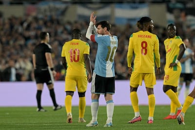 El delantero de Argentina, Lionel Messi, saluda al público durante el partido amistoso internacional de fútbol entre Argentina y Benín en el estadio Mas Monumental en Buenos Aires.