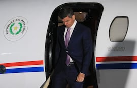 El presidente de Paraguay, Santiago Peña, en su llegada a inicios de agosto para asistir a los actos oficiales de la transmisión de mando e investidura programados para el martes, de la presidenta electa de Perú, Keiko Fujimori, en Lima (Perú).