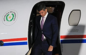 El presidente de Paraguay, Santiago Peña, en su llegada a inicios de agosto para asistir a los actos oficiales de la transmisión de mando e investidura programados para el martes, de la presidenta electa de Perú, Keiko Fujimori, en Lima (Perú).