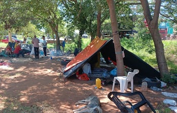 Nativos se encuentran hace más de dos meses instalados al costado de la Ruta Py 02 para exigir provisión de víveres.