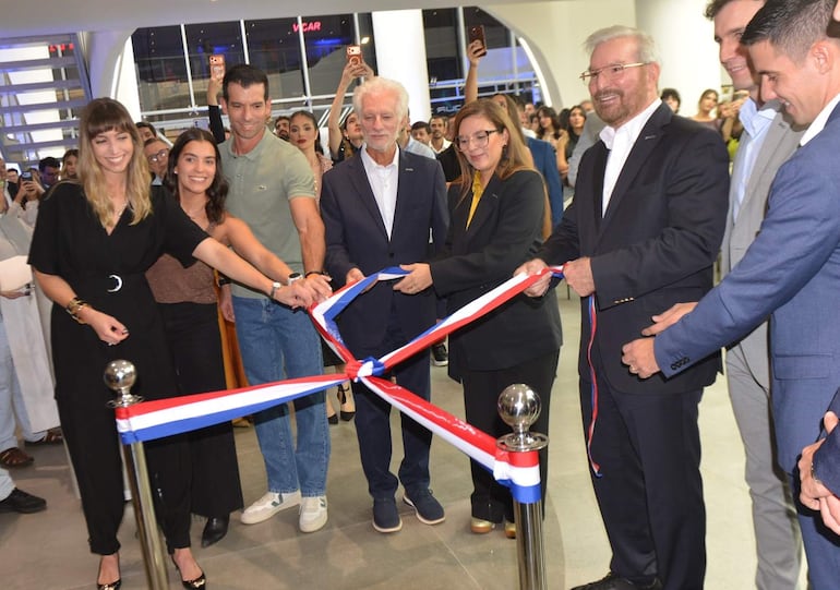 Miguel Carrizosa encabezó la inauguración del nuevo showroom de BYD en Ciudad del Este.