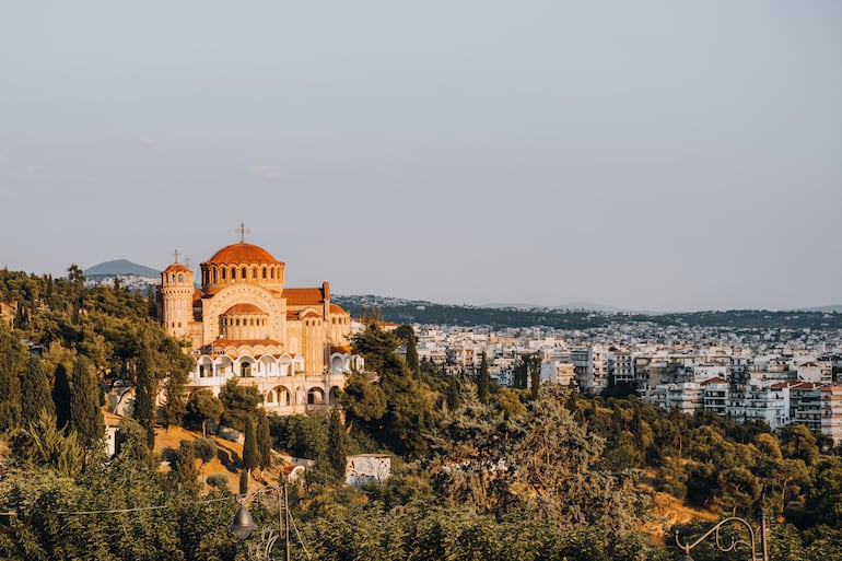 Vista panorámica de la Iglesia Ortodoxa de San Pablo en Tesalónica, Grecia.