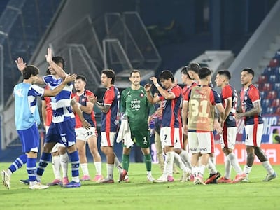 Los jugadores de Cerro Porteño lamentan la derrota frente a 2 de Mayo de Pedro Juan Caballero por la fecha 13 del torneo Clausura 2026 de la Primera División de Paraguay en el estadio La Nueva Olla, en Asunción, Paraguay.