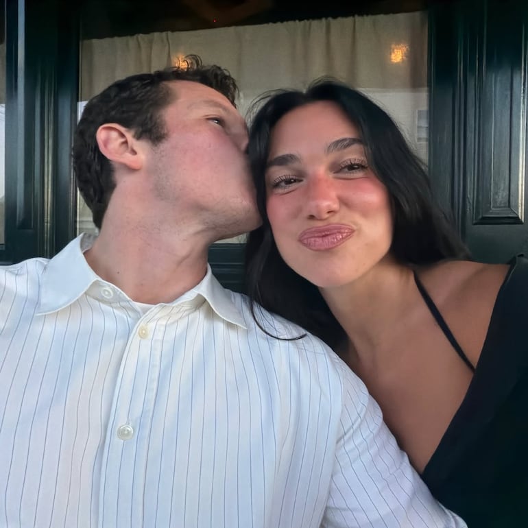Callum Turner dando un tierno beso de cumpleaños a su esposa Dua Lipa. (Instagram/Dua Lipa)