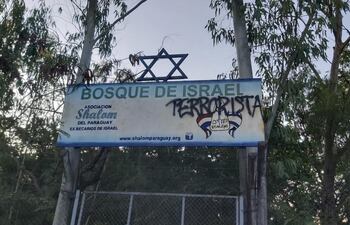 El acceso lateral al Bosque de Israel en el parque Ñu Guazú también fue objeto de los vándalos antisemitas.