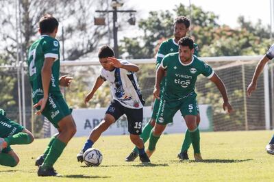 Elías Villalba rodeado entre las marcas de Luis Benítez, Rodrigo Villalba y Gustavo Maldonado. (Foto: APF)