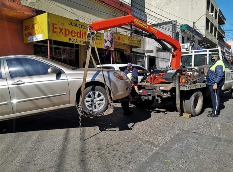 Imagen de referencia: un vehículo siendo retirado de la vía pública por la PMT.
