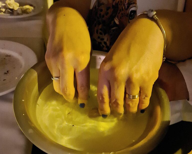 Como la cena se come sin cubiertos, también hay un momento de lavado de manos.