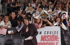 El actor norteamericano Tom Cruise saluda a sus fans en la alfombra roja durante el estreno de la película 'Misión Imposible: la sentencia final', en Ciudad de México.