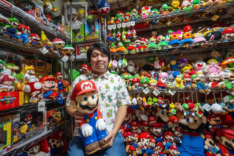 El coleccionista de Super Mario, Kikai, posa para fotografías antes del 40 aniversario de la mascota de Nintendo, en su residencia en Mishima, prefectura de Shizuoka.
