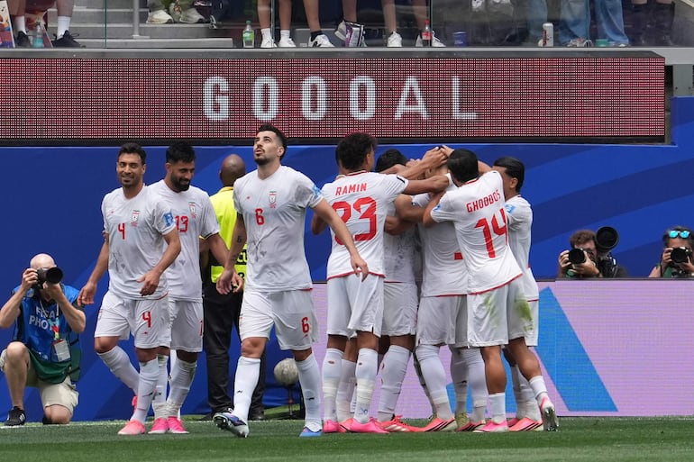 Jugadores de Irán celebran el gol que posteriormente fue anulado.
