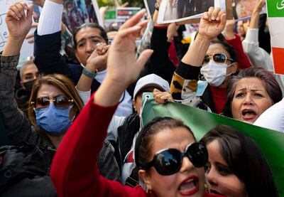 Manifestantes protestan frente al consulado de Irán en Estambul, Turquía.