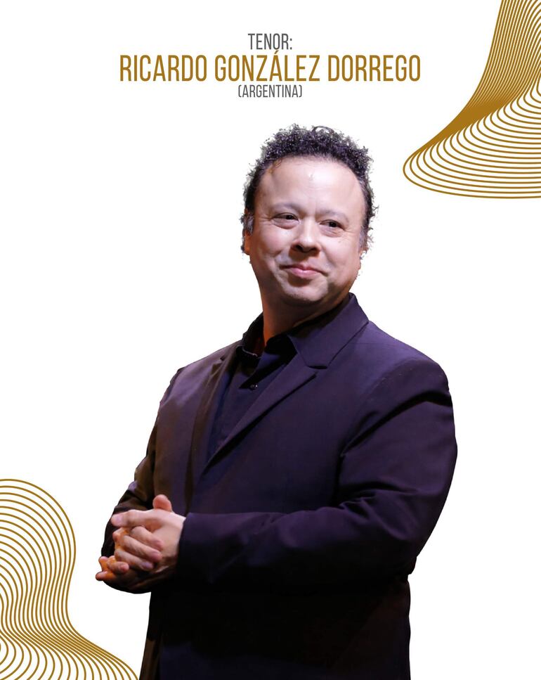 Ricardo González Dorrego, con traje oscuro, de pie y manos juntas, en un fondo blanco con detalles dorados, en un evento musical.
