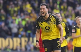 DORTMUND (Alemania), 26/04/2026.- Ramy Bensebaini del Dortmund celebra tras marcar el gol que puso el 3-0 en el marcador durante el partido de la Bundesliga alemana entre el Borussia Dortmund y el SC Freiburg en Dortmund, Alemania, el 26 de abril de 2026. (Alemania) EFE/EPA/CHRISTOPHER NEUNDORF