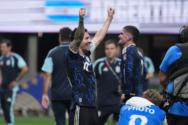 Lionel Messi de Argentina celebra el triunfo este miércoles, al final del partido del Mundial de la FIFA 2026 entre Inglaterra y Argentina en el estadio Mercedes-Benz en Atlanta (Estados Unidos). 