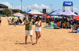 El primer día del año con playa llena en Encarnación