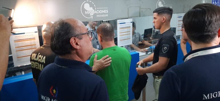 El exdirector de la Policía Rodoviaria Federal de Brasil, Silvinei Vasques, ya fue entregado a las autoridades brasileras tras ser expulsado del país esta noche.