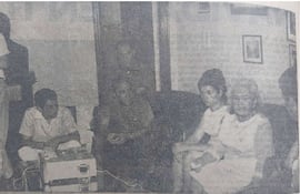 Un momento de la entrevista realizada por Néstor Romero Valdovinos a Dalmacia Sanabria de Guerrero, viuda del poeta Manuel Ortiz Guerrero, en la casa de esta. Diario "La Tribuna", 1968.