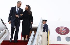 El rey Felipe VI y la reina Letizia de España a su llegada a China.