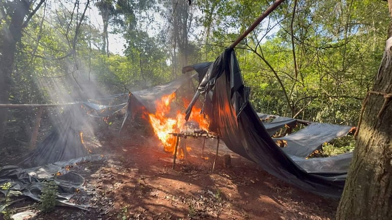 Incineración de campamento narco durante una operación de la Senad en Cerro Corá.