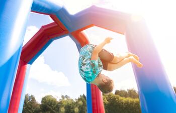 El accidente ocurrió cuando la víctima intentaba instalar un globo loco. (Imagen ilustrativa).