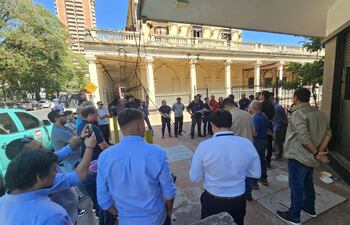 Reunión interinstitucional para coordinar trabajos de cableado de fibras ópticas en Asunción.