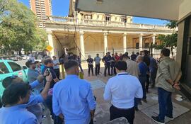 Reunión interinstitucional para coordinar trabajos de cableado de fibras ópticas en Asunción.