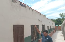 Celso Salcedo, miembro de la comunidad muestra las condiciones en la que se encuentra actualmente el corredor de la institución.